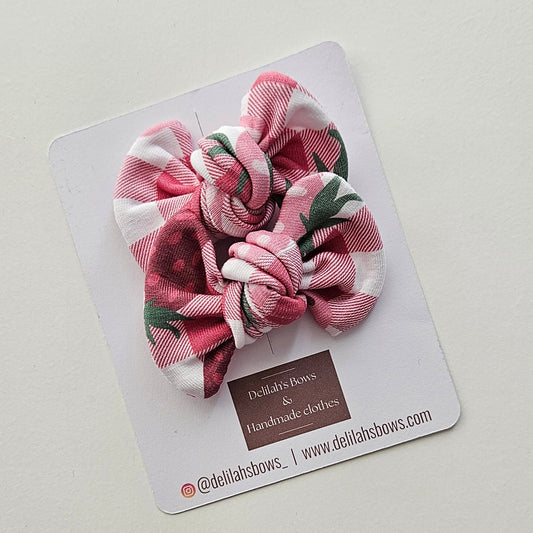 Strawberry picking- small knot bows
